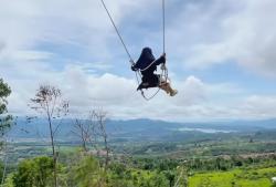 Embun Sangga Langit, Wisata Viral dengan Ayunan Raksasa di Kaki Gunung Ciremai