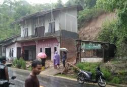 Diguyur Hujan, Tebing 10 Meter di Sindangbarang Longsor Menimpa Rumah