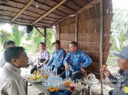 Pasca Pilkada, Kapolsek Teluk Meranti Sambangi Petani Sampaikan Pesan Kamtibmas