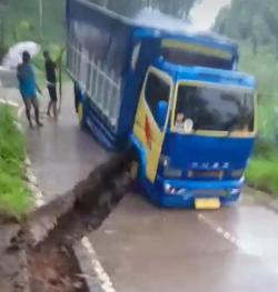 Jalur Lintas Cianjur Selatan Amblas Mobil Truk Terjebak