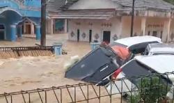 Sungai Cikaso Meluap, 6 Kendaraan di Sagaranten Sukabumi Hanyut Terbawa Banjir  