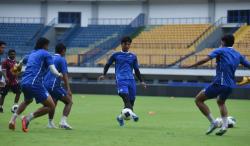 Hujan Tak Surutkan Semangat, Persib Mantapkan Strategi di Latihan Terakhir