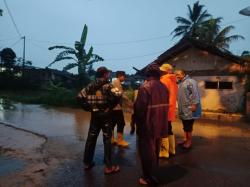 Kapolsek Sukaresik dan Muspika Pantau Wilayah Rawan Banjir di Tengah Cuaca Ekstrem