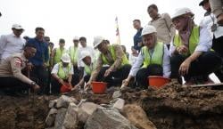 Wamensos Agus Jabo Groundbreaking Kampung Nelayan Sejahtera di Eretan Kulon Indramayu