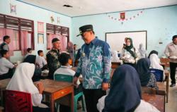 Pj Bahtiar Salurkan Bantuan dan Uji Coba Makan Siang Bergizi Gratis di SMPN 1 Simboro