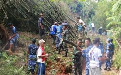 Personel Lanud Husein dan Warga Cianjur Berjibaku Buka Jalan yang Tertimbun Longsor