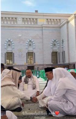 Zumi Zola Nikahi Putri Zulhas di Madinah, Penghulunya Ternyata Ustaz Adi Hidayat