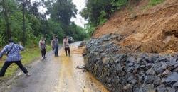 Curah Hujan Tinggi, Polsek Cibeber Lebak Terjun Langsung Tinjau Longsor di Tenggalumbu