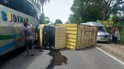 Kecelakaan Lalu Lintas di Tasikmalaya Hari Ini, Ban Meledak, Mobil Boks Terguling di Jalan Jamanis