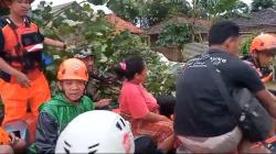 Ibu Hamil Hendak Melahirkan di Lokasi Banjir Pandeglang, Evakuasi Berlangsung Dramatis