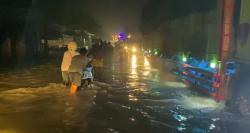 Banjir Rendam Jalur Pantura Pasuruan, Motor Mogok dan Lalu Lintas Tersendat