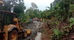 Jalan Bayah-Cikotok Terputus Akibat Longsor, Warga Kesulitan Akses