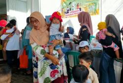 Ibu dan Anak di KBB Mendapatkan Layanan Cek Kesehatan dan Makanan Tambahan