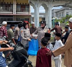 Polwan Polres Pidie Jaya Wujudkan Kepedulian Melalui Aksi Jum’at Berkah di Mesjid At-Taqwa