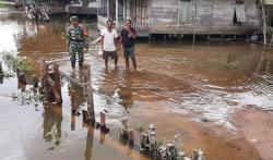 Curah Hujan Tinggi, Babinsa TNI  Pantau Wilayah Terdampak Banjir di Kecamatan Kolam