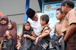 Uji Coba Makan Siang Bergizi Gratis, Pj Gubernur Bahtiar Juga Bagikan Alat Sekolah untuk Anak SD