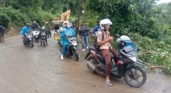 Hujan Deras Bikin Jalan Bayah Lebak Amblas, Pelajar dan Kendaraan Terhambat!