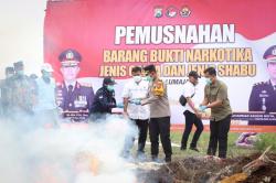 Polres Lumajang Musnahkan Puluhan Ribu Batang Ganja di Lereng Semeru