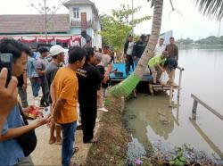 PT Indo Raya Tenaga Kerjasama Dengan LSM GAPPURA Banten Tabur Ikan di Situ Rawa Arum