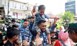 Personel Lanud Husein Sastranegara Berikan Trauma Healing bagi Anak-anak Korban Bencana di Cianjur