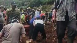 Tebing Longsor Tutup Jalan Desa di Bayasari Ciamis, 2 Rumah Warga Terancam