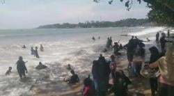 Cuaca Buruk Tak Halangi Wisatawan! Pantai Carita Ramai Dikunjungi Pengunjung Luar Kota