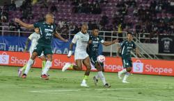 Duel Sengit di Stadion Manahan, Persib dan PSS Sleman Berbagi Gol di Babak Pertama