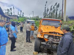 Rem Blong, Jeep di Jalan Raya Bromo Terguling Saat Bawa Rombongan, Penumpang Selamat