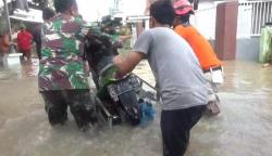 Evakuasi Warga Terjebak Banjir Jombang Dramatis, Melawan Arus Deras Setinggi Pinggang