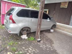 Semarang Heboh! Avanza Parkir di Depan Ruko Kosong, Ban Hilang Semua Diganjal Bata Ringan