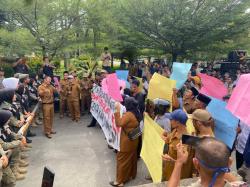 Ratusan Perangkat Desa Kembali Geruduk Kantor Walikota Subulussalam