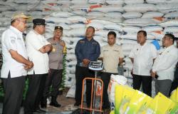 Jelang Nataru, Pj Gubernur Bahtiar Tinjau Stok Bahan Pokok