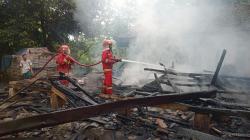 Ditinggal Keluar, Rumah Lansia di Sindangbarang Ludes Terbakar