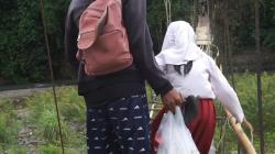 Bertaruh Nyawa demi Sekolah, Para Pelajar Penyeberang Jembatan Rusak Sungai Cirompang
