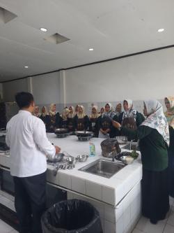 Ratusan Ibu-ibu Gresik Asah Keterampilan Kuliner ala Hotel Bintang Lima Melalui Program Bunda Puspa