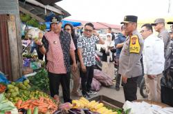 Pj Gubernur Sulbar Pantau Harga Jelang Nataru