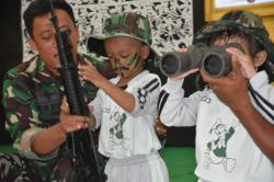 Senangnya Anak PAUD Menjelajah Markas TNI di Demak 