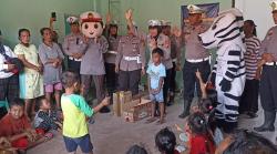 Badut Polisi Datang, Anak Korban Banjir Jombang Bahagia, Ini yang Dilakukan