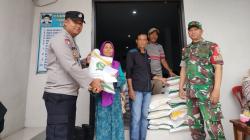 Polsek Cipatujah Kawal Distribusi Bantuan Pangan Beras di Desa Bantarkalong