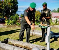 Jelang HUT ke-8 Kodam XVIII/Kasuari, Danrem 182/JO Pimpin Ziarah di TMP Lembah Onim Fakfak