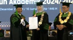 Kepala LLDIKTI IV Serahkan SK Guru Besar kepada Prof. Renea di Wisuda UIKA ke-79