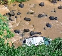 Daihatsu Sigra  Terjun Bebas ke Jurang 50 Meter di Karangkates