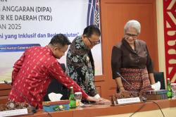 Pj. Gubernur NTT Serahkan DIPA dan TKD 2025:  Pengelolaan Anggaran untuk Kesejahteraan Masyarakat