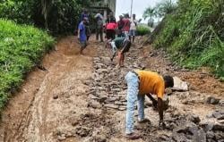 Hambat Aktivitas Ekonomi, Warga di Kecamatan Cibal Perbaiki Jalan Rusak