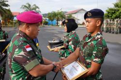 Komandan Lantamal X Berikan Penghargaan Kepada Prajurit Berprestasi di Cabor Taekwondo Papua