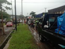 2 Truk Cemindo Mogok dan Patah As Roda, Lalu Lintas Malingping-Bayah Macet Parah!