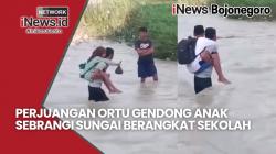 Perjuangan Ortu di Sekar Bojonegoro, Gendong Anak Terjang Sungai Untuk Berangkat Sekolah