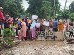 Ratusan Emak-Emak di Kampung Dengung Lebak, Lakukan Blokir Jalan Desa