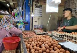 Jelang Nataru, Ibu Rumah Tangga di Gresik Keluhkan Kenaikan Harga Telur Ayam