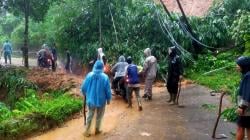 Tebing Setinggi 25 Meter Longsor Timbun Jalan di Banjarwangi